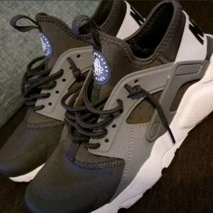 nike huarache Size 4Y Boys Or Girls